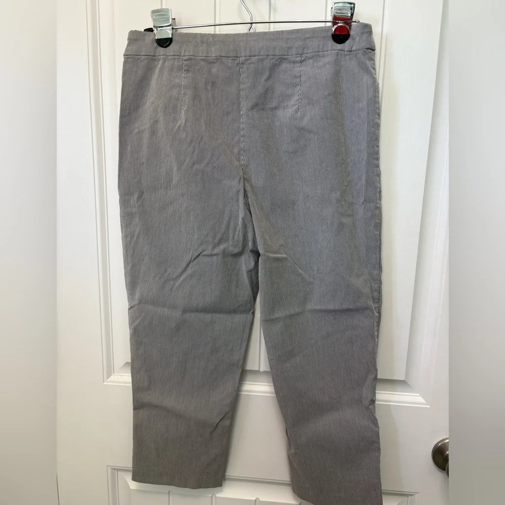 Bella Rose grey/white pinstripe Capri with 3 button detail. Size Large.